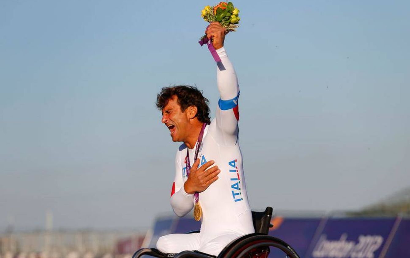 Álex Zanardi, en el podio de Londres 2012 con su oro (Reuters)