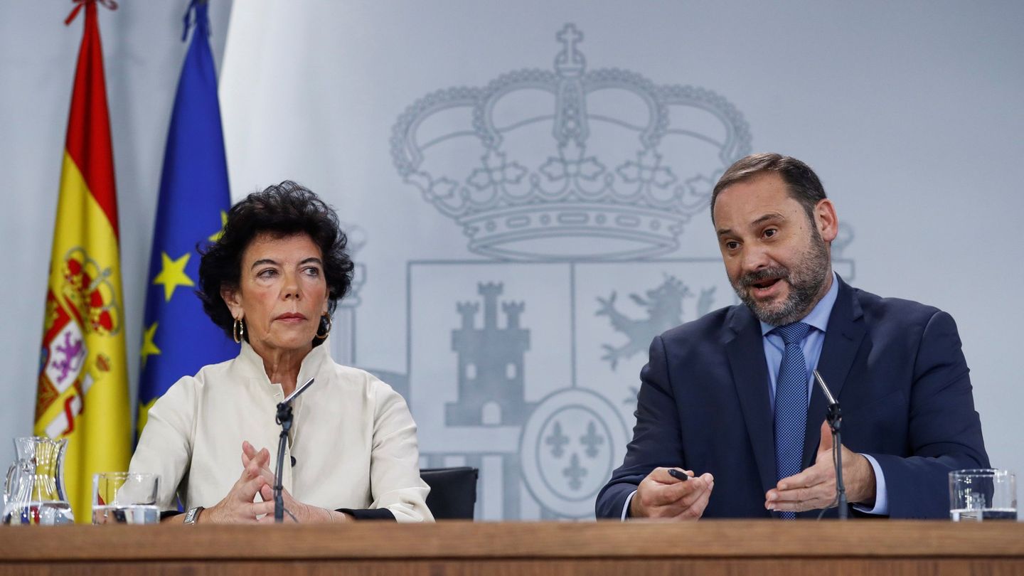 El ministro de Fomento José Luis Ábalos, y la ministra portavoz Isabel Celaá. (EFE)