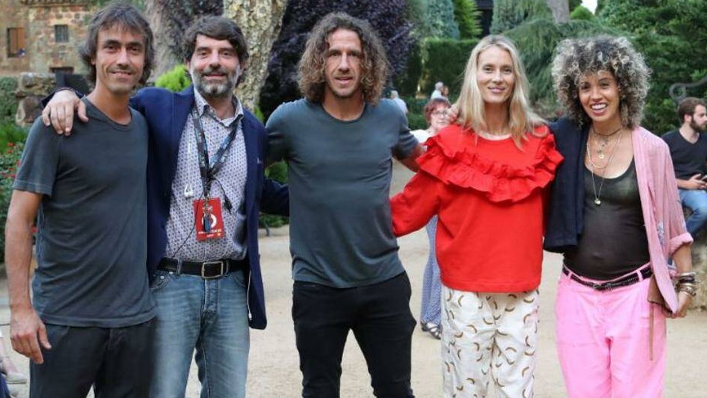 Carles Puyol, con Vanesa Lorenzo, Juli Guiu, Xavier Aguilar y Anna Rovira. (Cortesía)