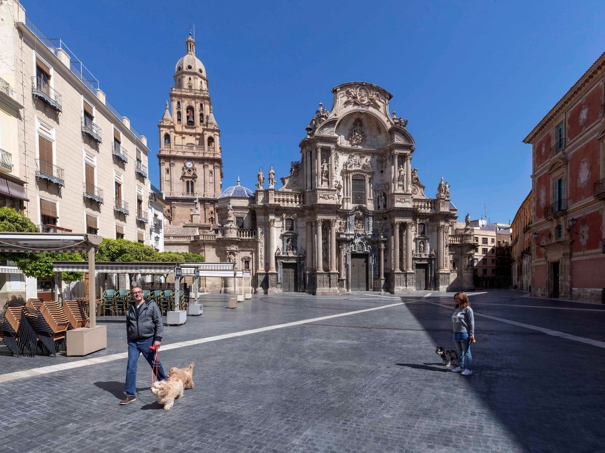 Foto: Imagen de la Plaza del Cardenal Belluga y la catedral de Murcia (EFE/Marcial Guillén)