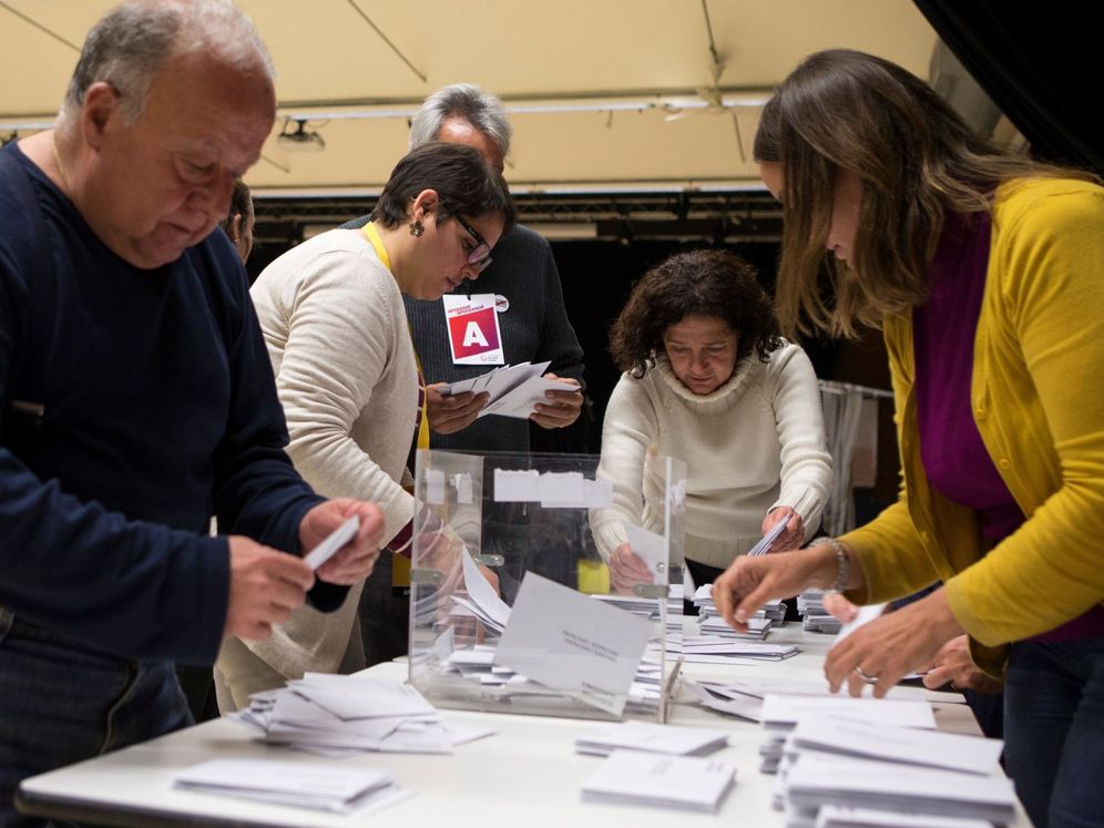 Foto: Recuento de votos en una mesa electoral de Barcelona. (EFE)