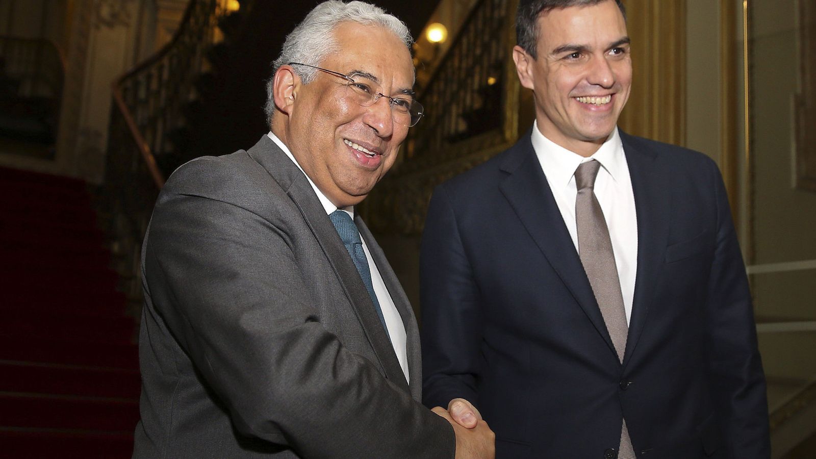 Foto: El primer ministro portugués, António Costa, saluda a Pedro Sánchez, al inicio de su reunión en Lisboa, en la sede del PS, este 7 de enero. (EFE)