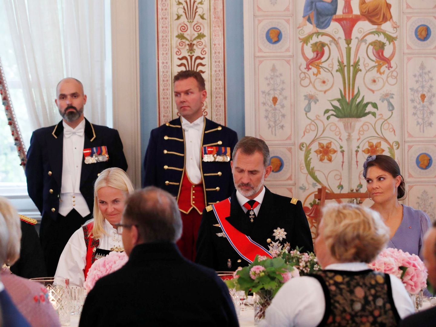 El rey Felipe, sentado entre Mette-Marit de Noruega y Victoria de Suecia. (Reuters)