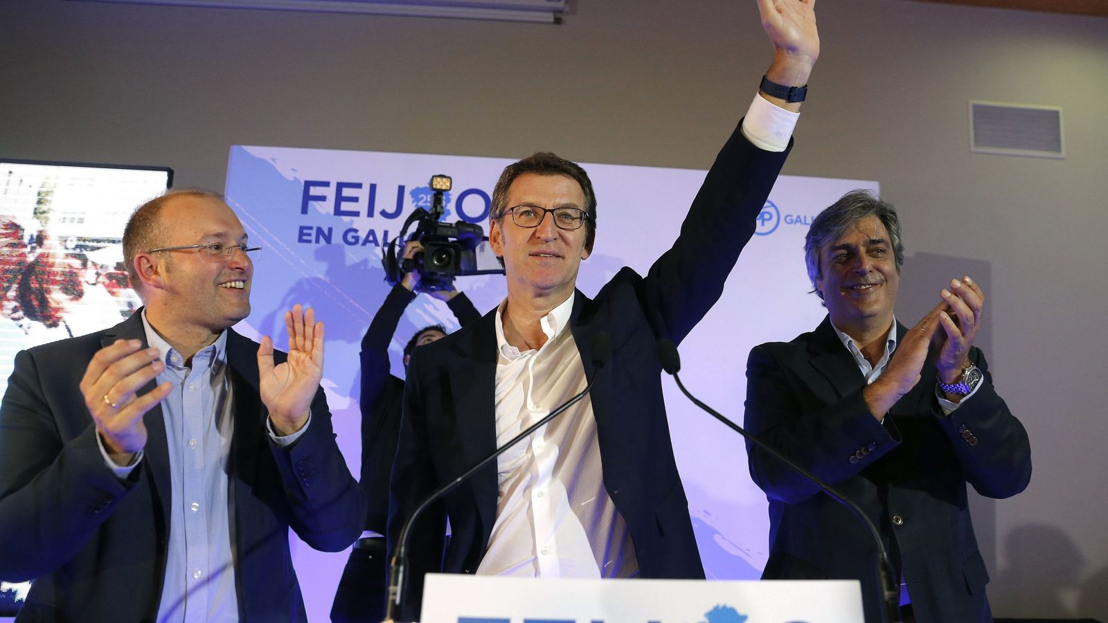 Foto: El presidente de la Xunta, Alberto Nuñez Feijóo, junto al secretario geneal del PPdG, Miguel Tellado (i), y el portavoz parlamentario, Pedro Puy (d), celebran el resultado electoral. (Efe)