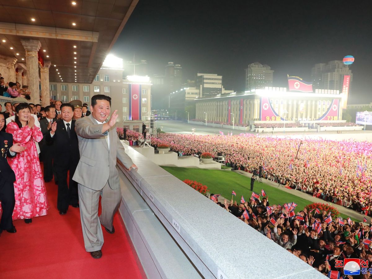 Foto: Kim Jong-un, durante el desfile. (EFE)