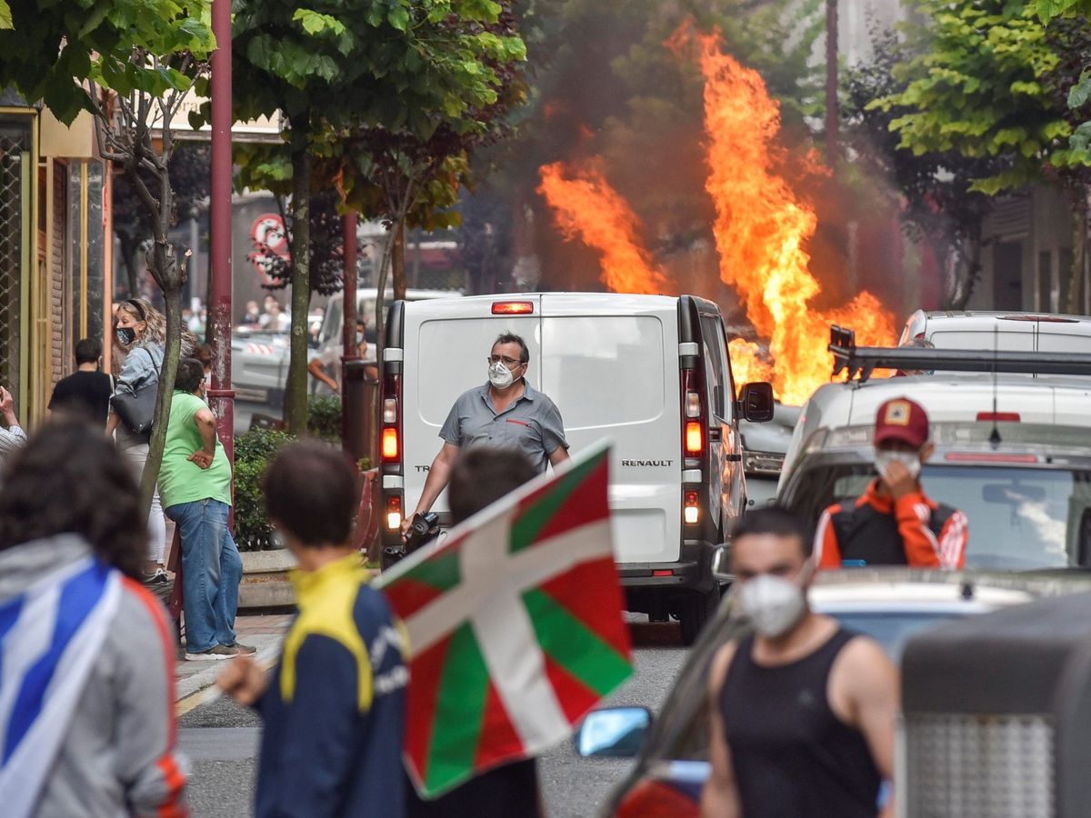 Foto: Disturbios durante un acto de Vox en Barakaldo. (EFE)
