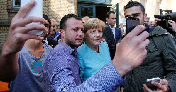 Foto: Angela Merkel se hace 'selfies' con refugiados de Siria e Irak en Berlín, en septiembre de 2015. (Reuters)