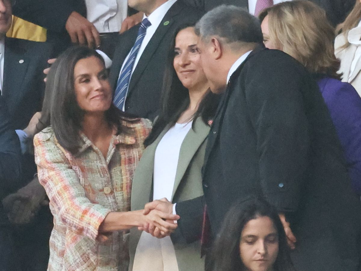 Foto: Laporta saluda a la Reina en La Romareda. (Europa Press/Raúl Terrel) 
