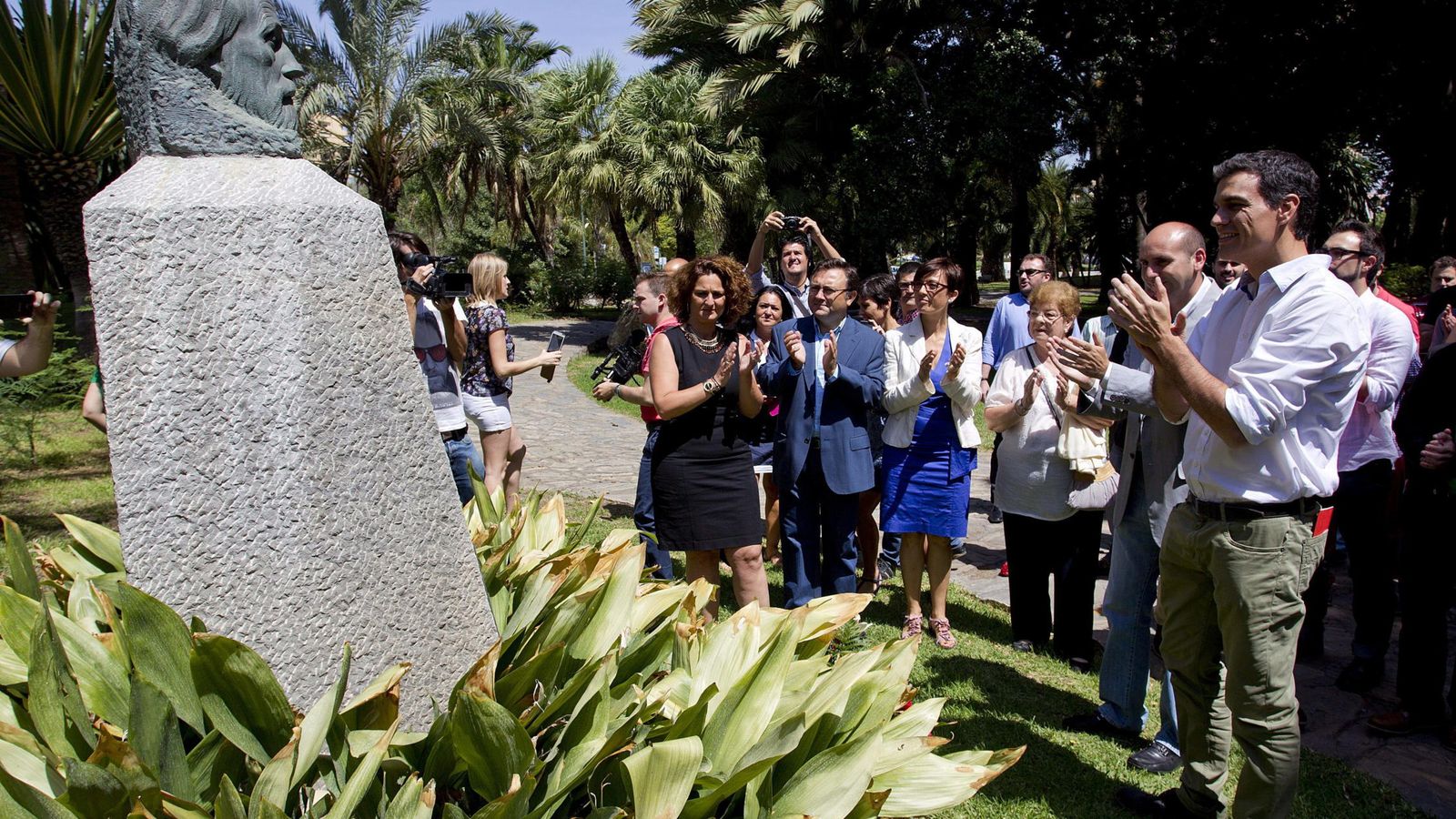 Foto: Pedro Sánchez hace una ofrenda floral ante el busto de Pablo Iglesias en Málaga. (EFE)