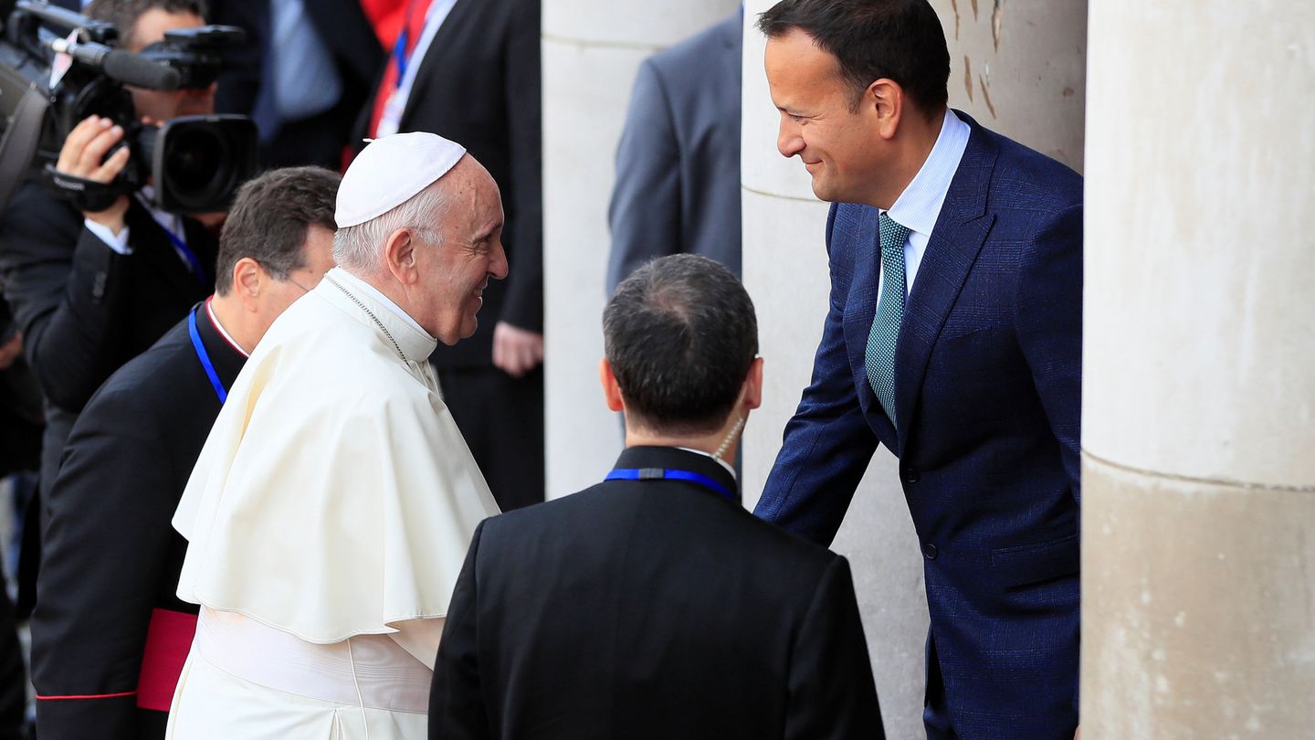 El primer ministro irlandés, Taoiseach Leo Varadkar, recibe al Papa en Dublín. (Reuters)
