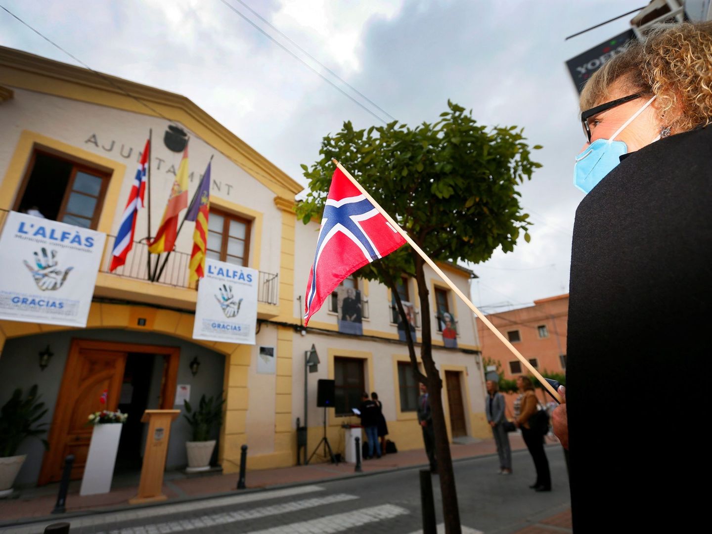La bandera de Noruega ondea en el Ayuntamiento de L'Alfàs del Pi. (EFE/Manuel Lorenzo)