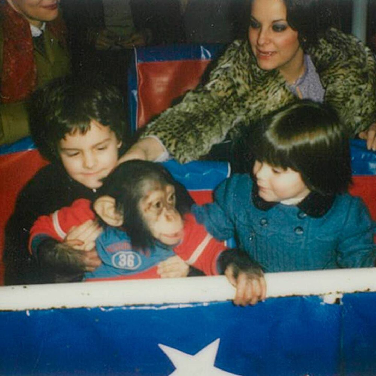 Manuel y María González Villanueva, con Loli, su madre, al fondo. (Cortesía)