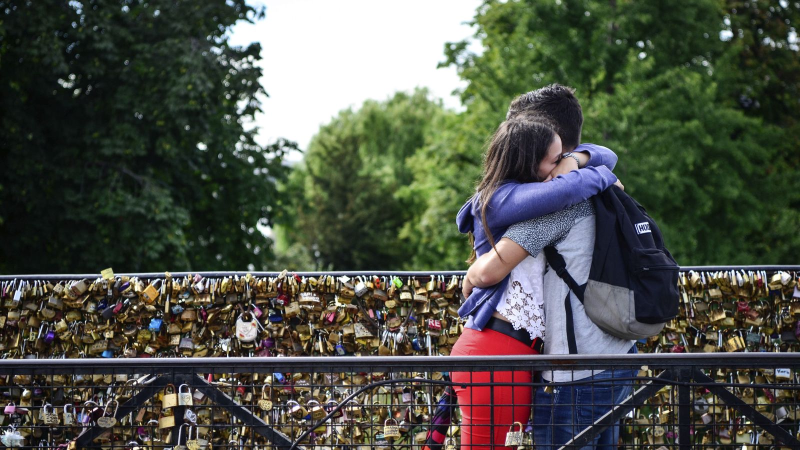 Foto: Una pareja se abraza en el Puente Nuevo de París repleto de candados. (EFE)