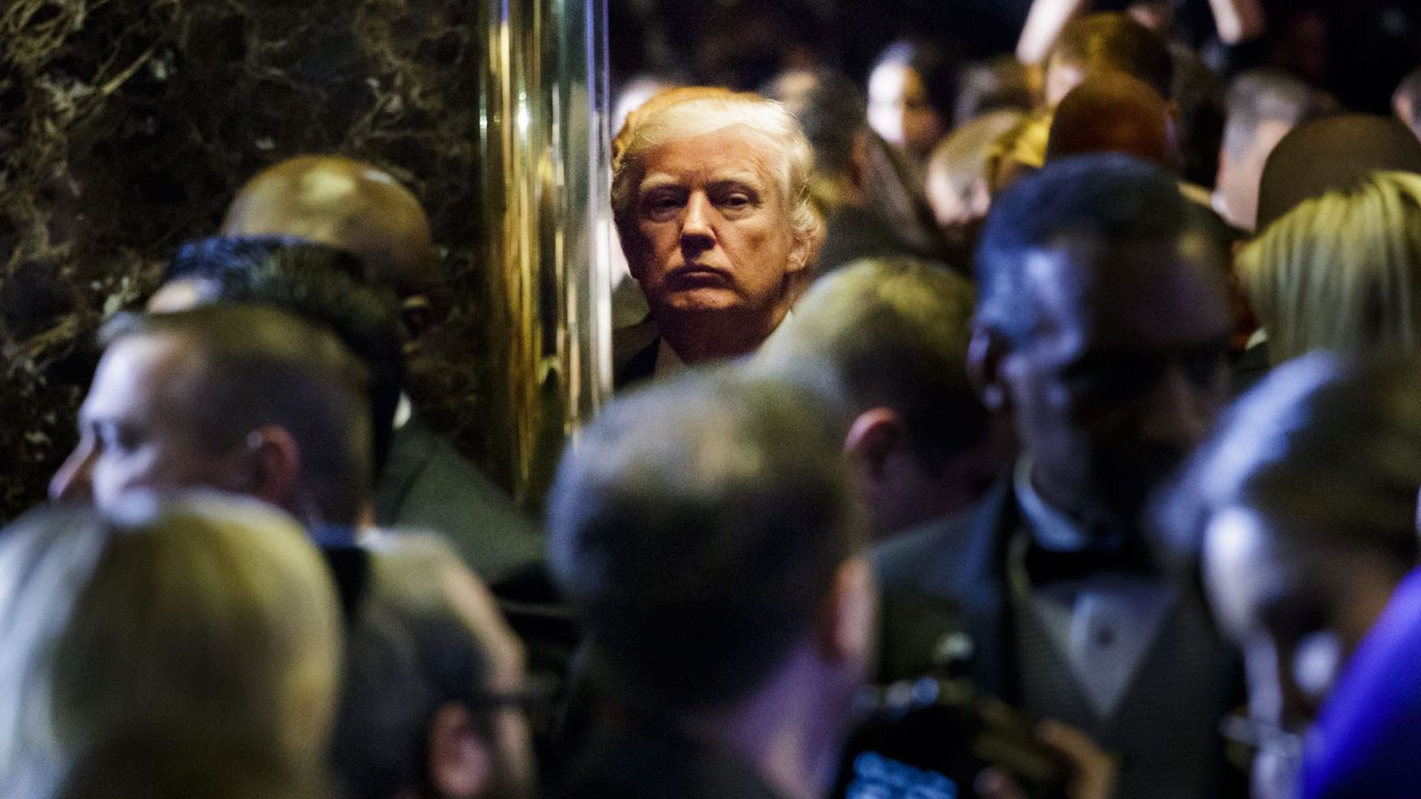 Foto: Trump se retira tras la conferencia de prensa en la Trump Tower. (EFE)