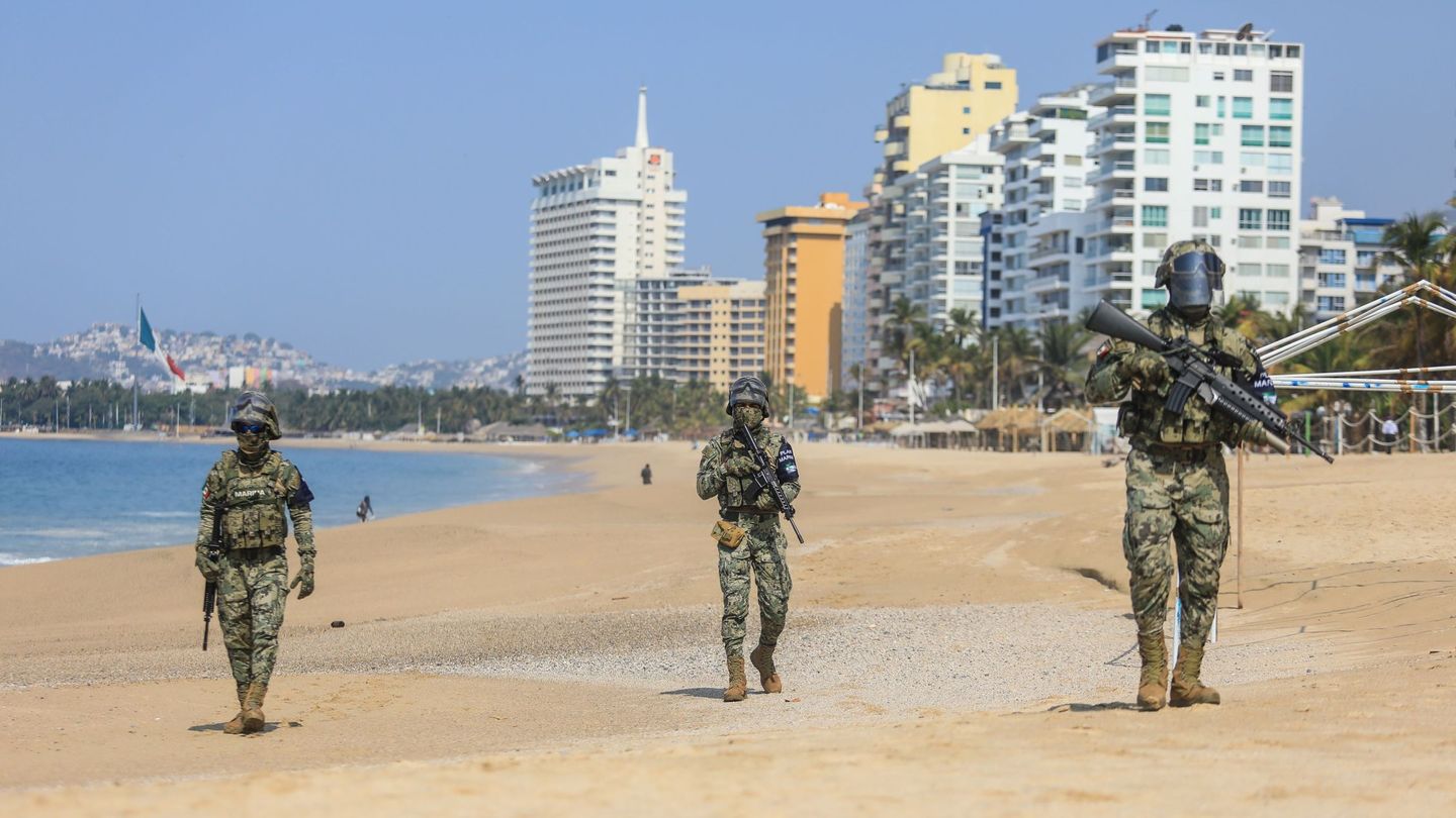 El ejército vigila playas y hospitales, mientras los narcos queman México (EFE/David Guzmán)
