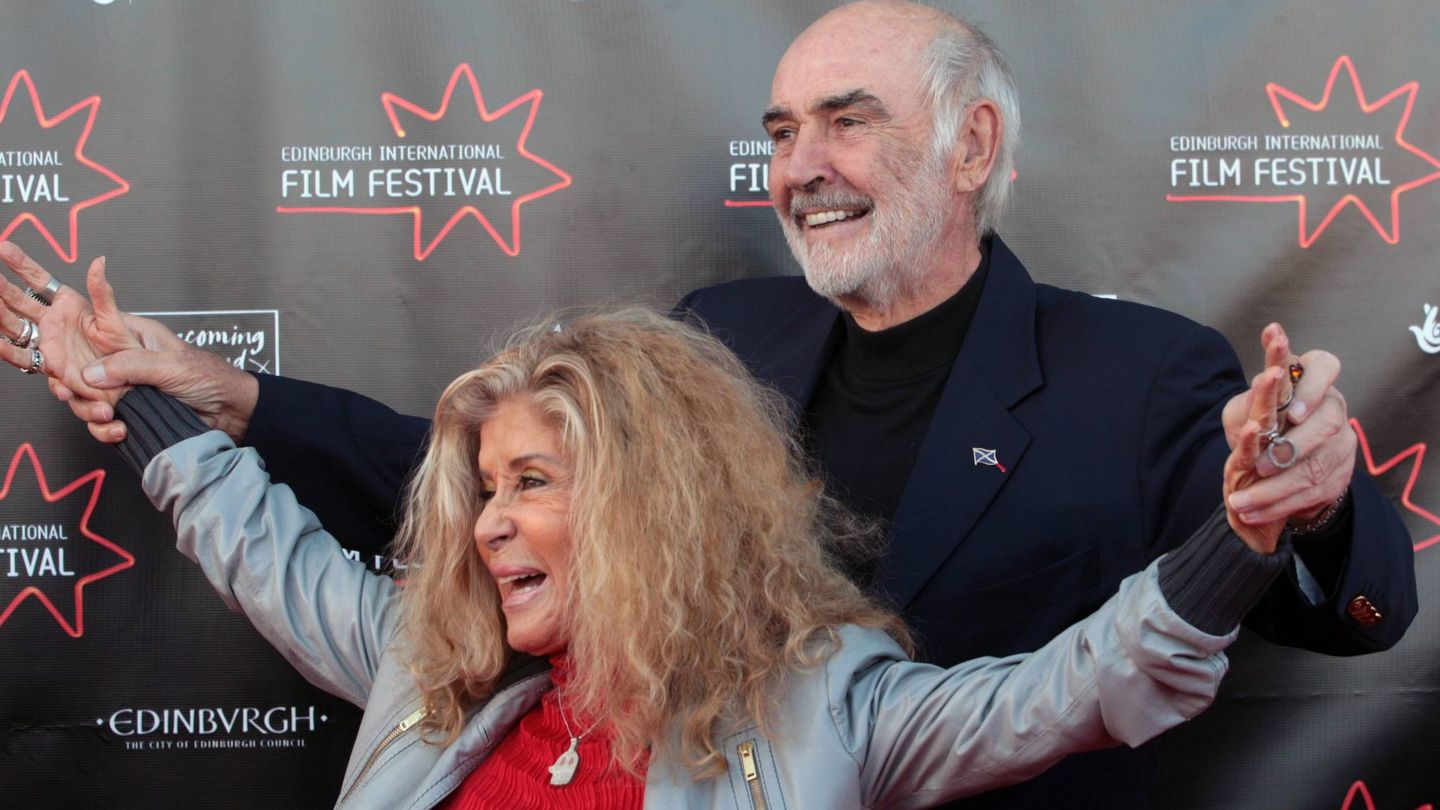 Sir Sean Connery y su mujer Micheline Roquebrune en el festival de cine de Edimburgo. (Cordon Press)