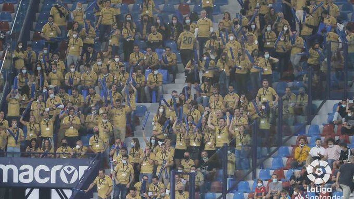 La última perversión del fútbol moderno: la 'vergüenza' de la grada artificial del Levante