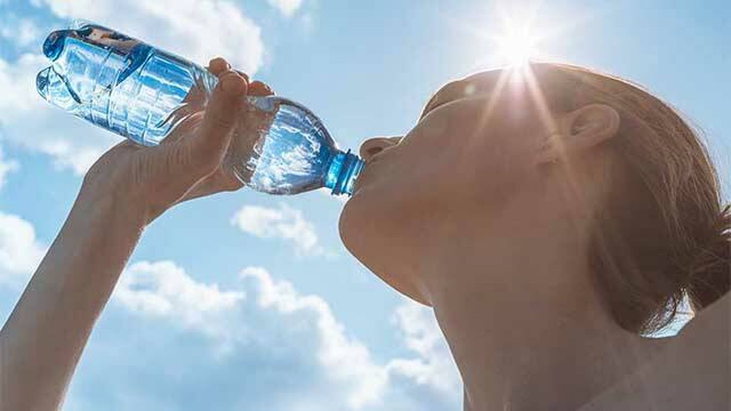 Beber agua hará que no se confunda la sed con el hambre (Pixabay)