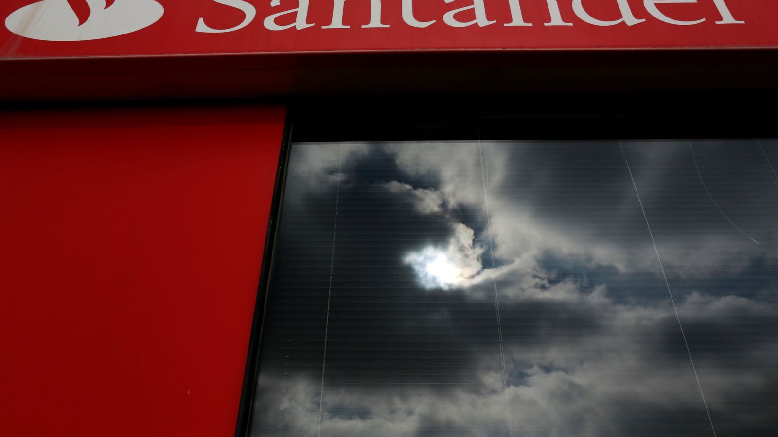 Foto: Imagen de archivo de una sede del Banco Santander. (Reuters)
