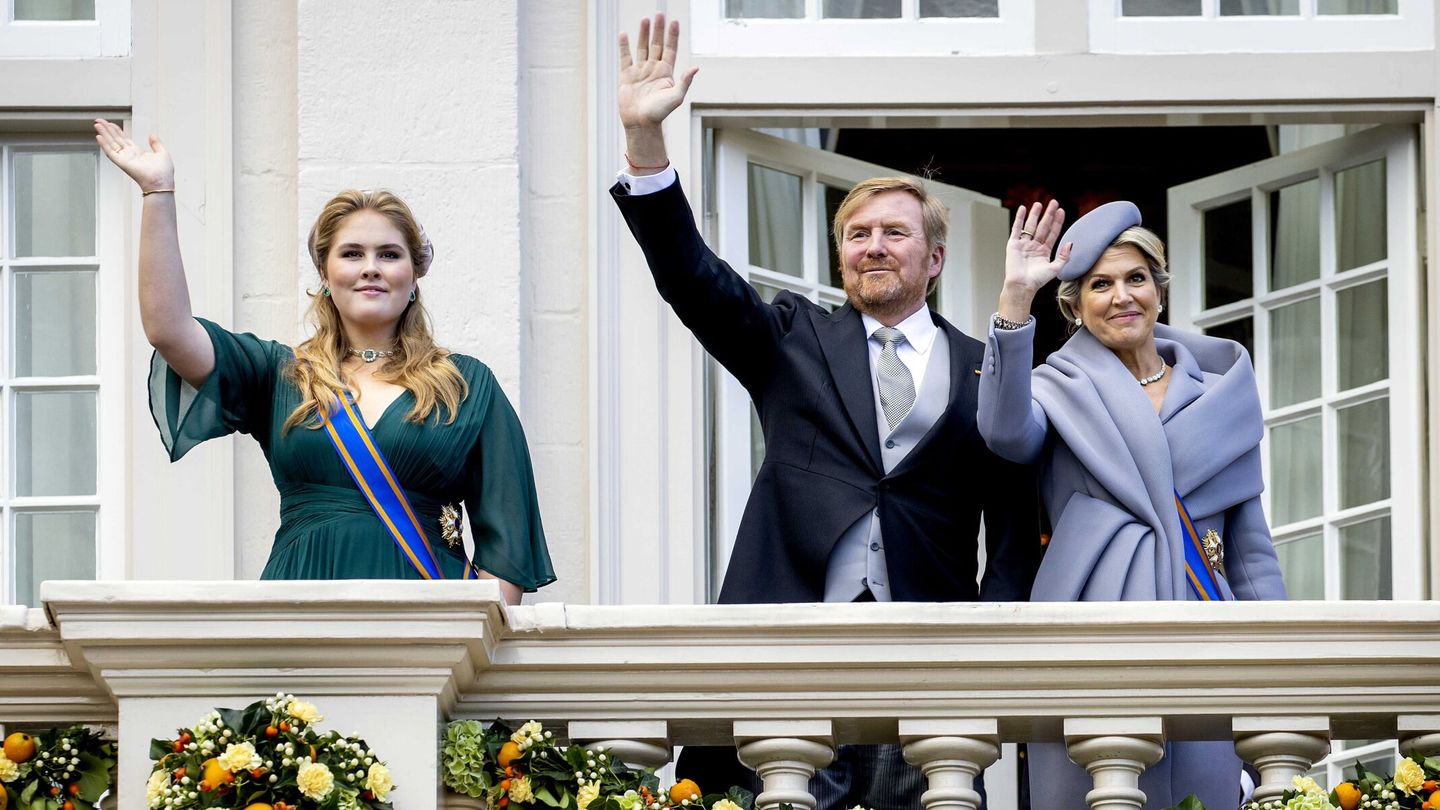 Los reyes y la heredera saludando desde el palacio de Noordeinde. (Efe)