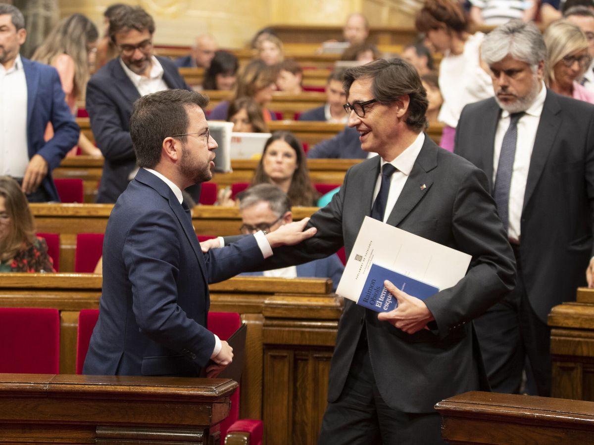 Foto:  El presidente de la Generalitat, Pere Aragonès i el líder de los socialistas catalanes, Salvador Illa, en el Parlament. (EFE/Marta Pérez)