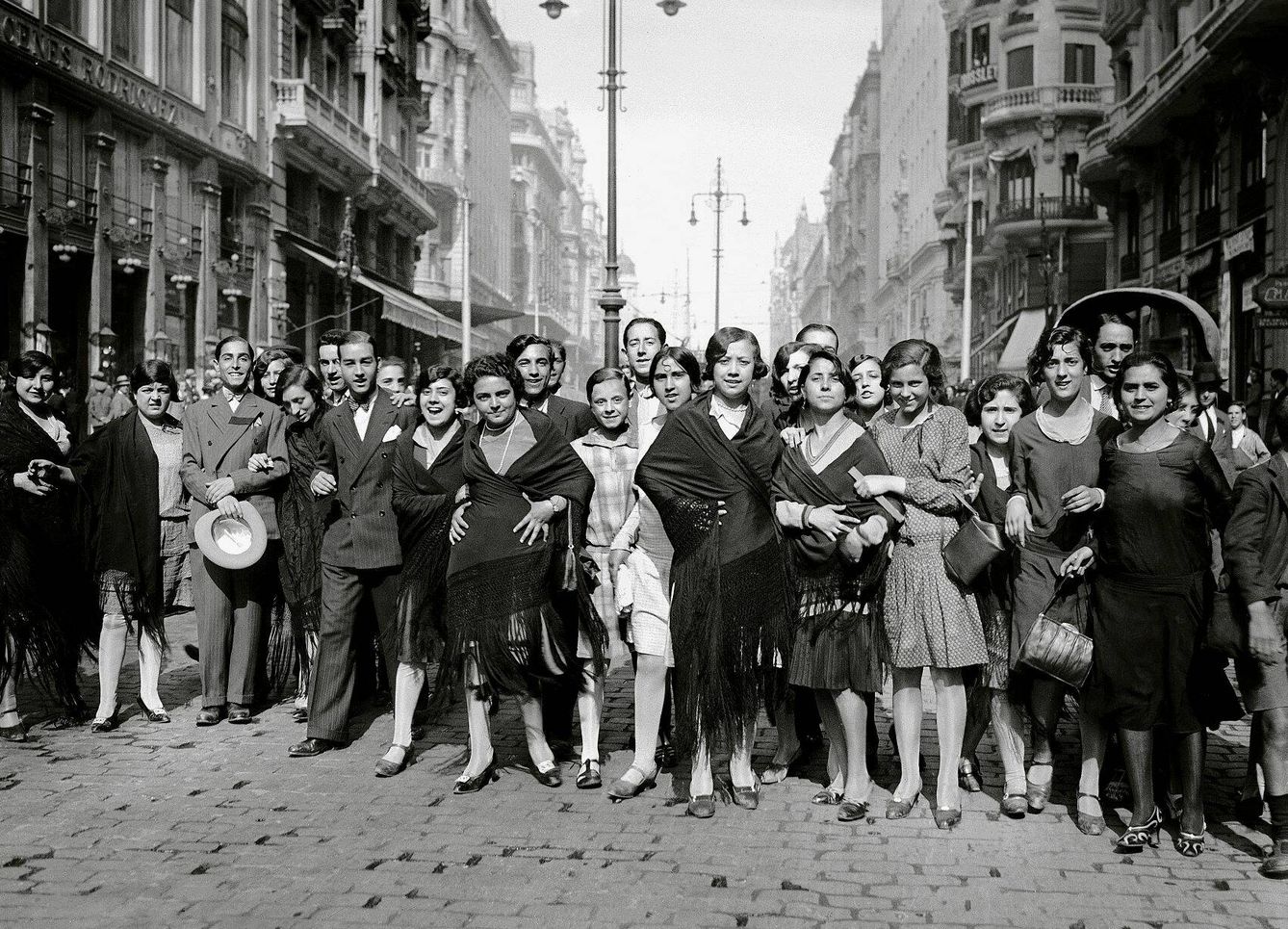 Costureras, en las fiestas de San Antón de Madrid en 1933. (Alfonso/Vegap)