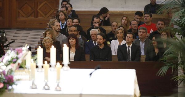 Foto: El líder de Podemos, Pablo Iglesias (c), durante una misa en la catedral de la Almudena. (EFE)