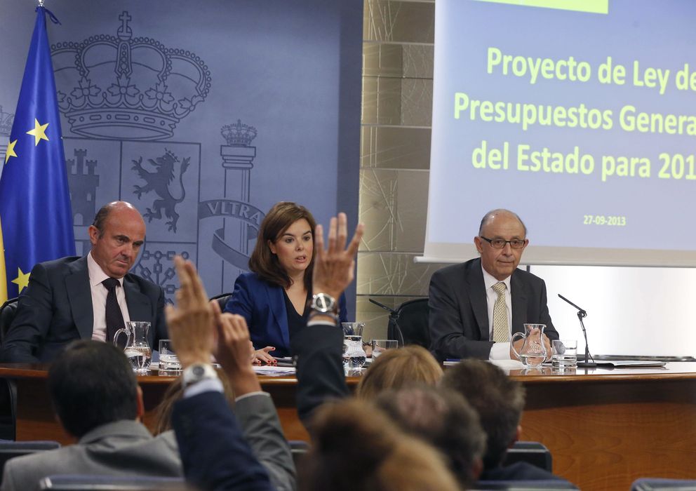 Foto: La vicepresidenta del Gobierno, Soraya Sáenz de Santamaría (c), el ministro de Economía, Luis de Guindos, y el ministro de Hacienda, Cristóbal Montoro.