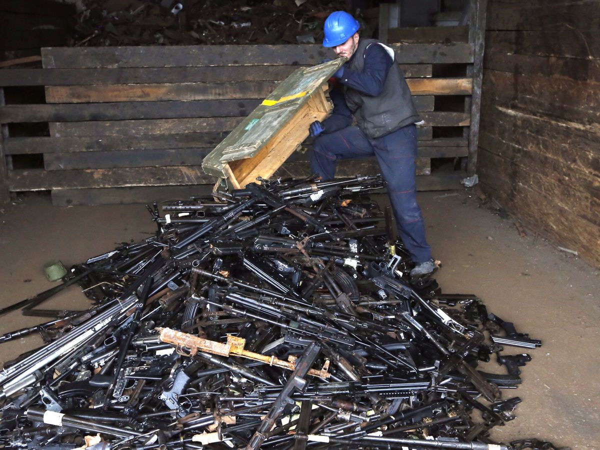 Foto: 2.490 armas de fuego destruidas en Bosnia y Herzegovina. (EFE/F. Demir Crime)
