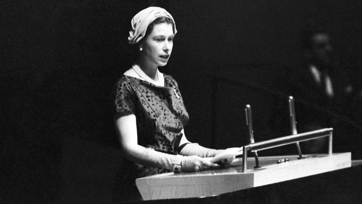 Isabel II, en octubre de 1957. (EFE)