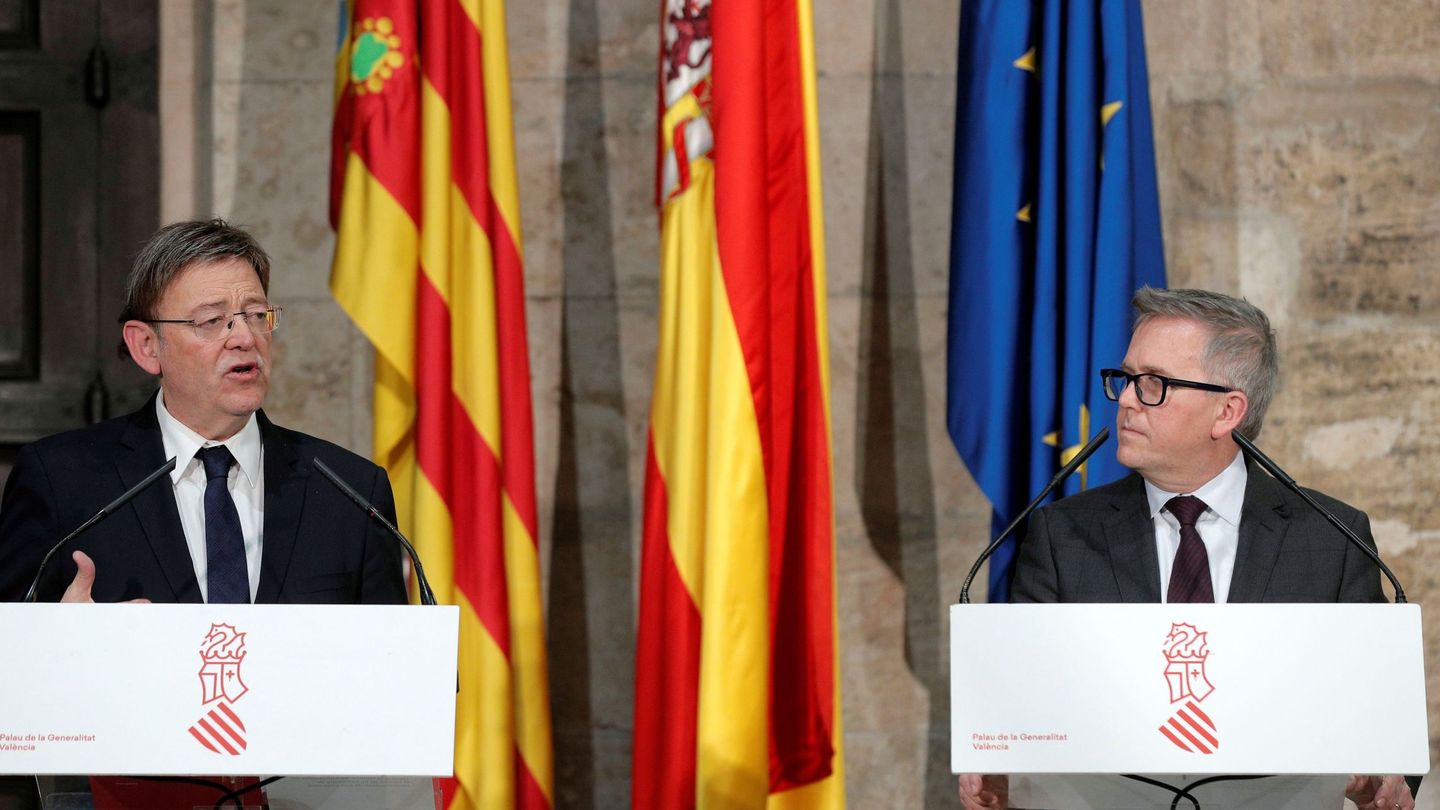 Ximo Puig (i) y el presidente de Ford Europa, Stuart Rowley, en el Palau de la Generalitat. (EFE)