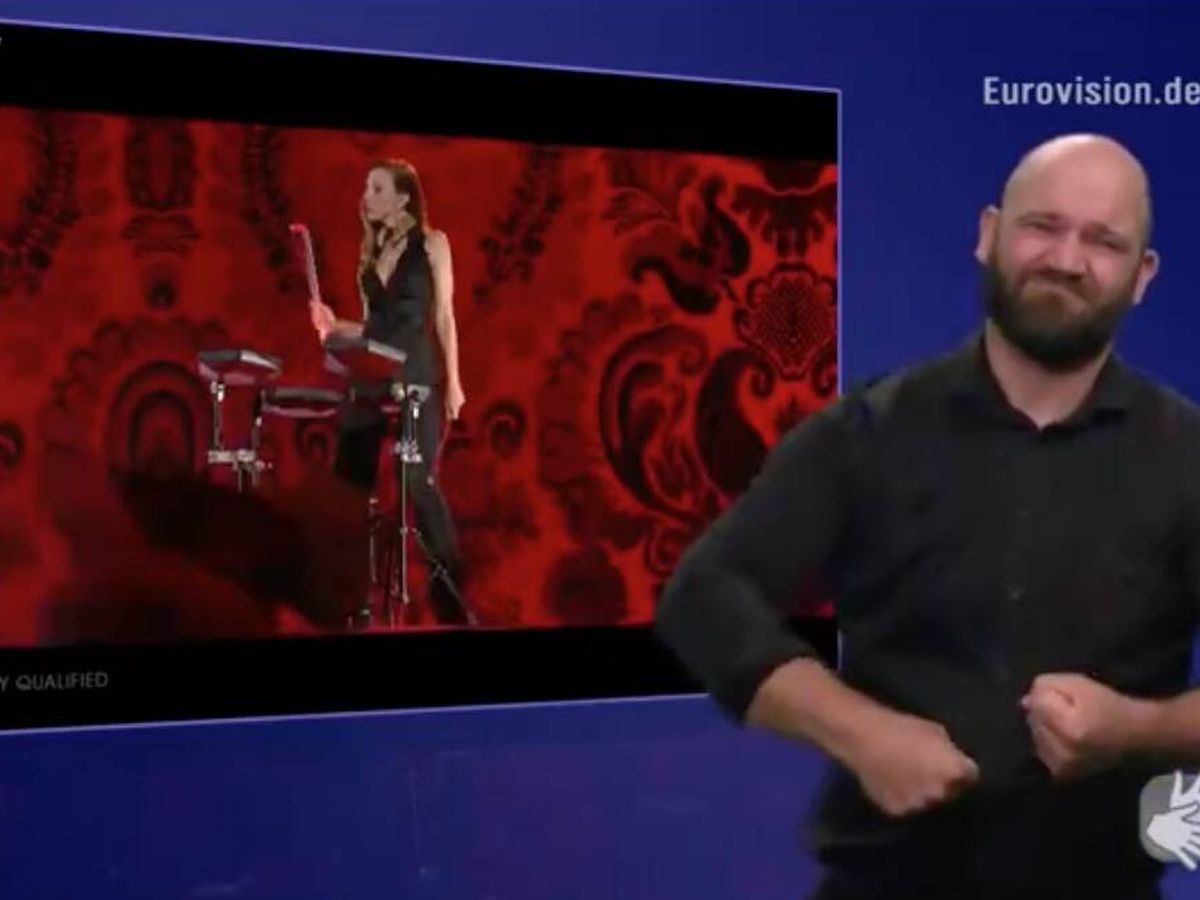 Foto: El intérprete de lenguaje de signos de la televisión alemana, durante la actuación de Nebulossa en la semifinal de Eurovision. (X)