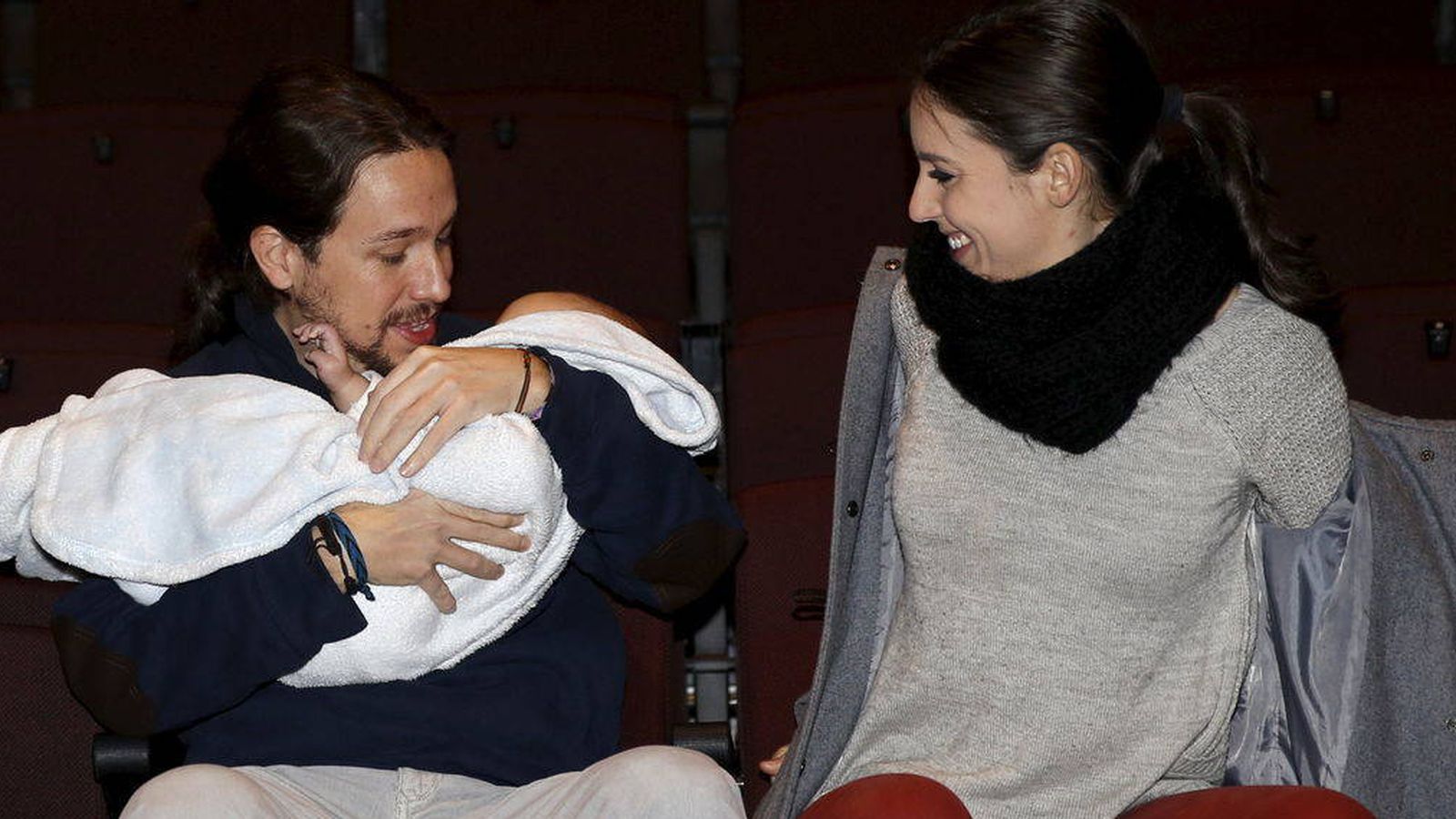 Foto: Pablo Iglesias e Irene Montero con el bebé de Carolina Bescansa. (Gtres)