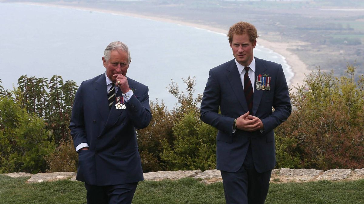 El príncipe Harry se cuela en el vídeo de felicitación oficial por los 75 años de Carlos III