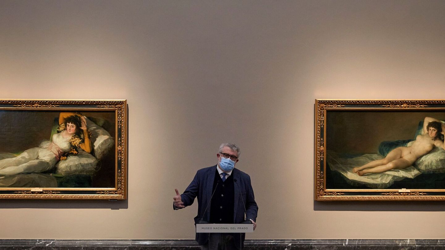 El director del Prado, Miguel Falomir, delante de las majas de Goya. (EFE) 