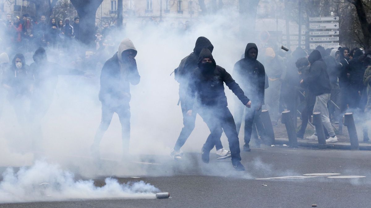 Disturbios en París durante una protesta estudiantil contra la brutalidad policial
