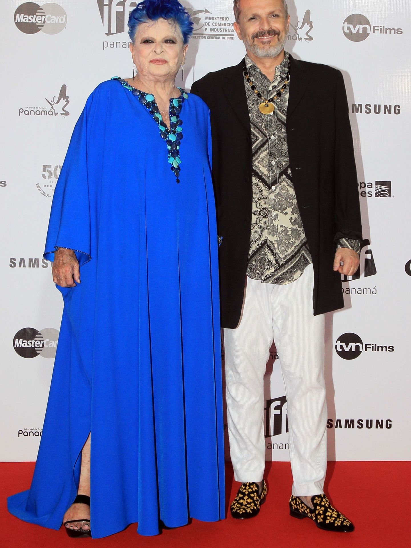 Lucía Bosé junto a su hijo Miguel Bosé. (EFE)