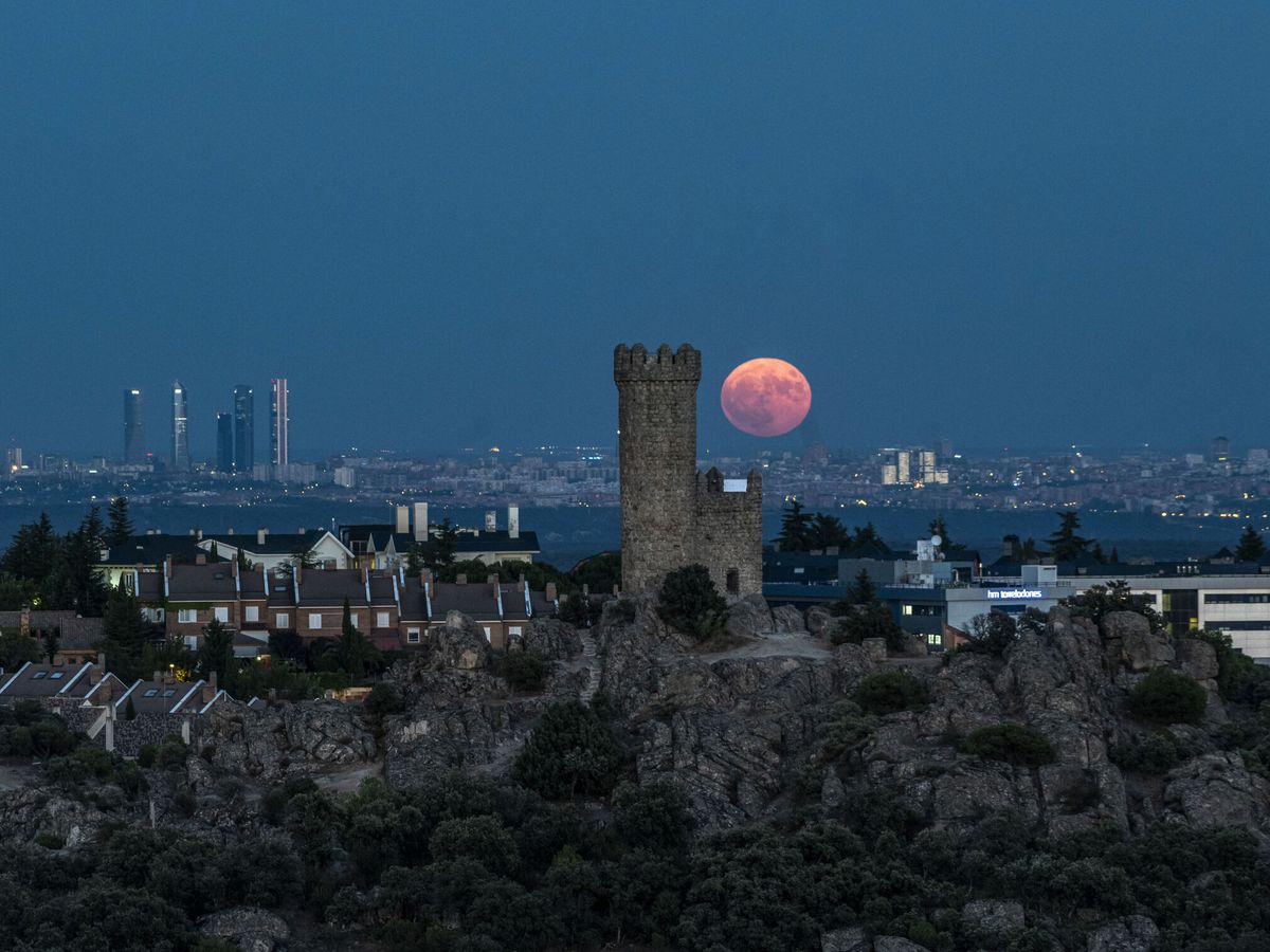 Foto: ¿Cuándo ver la conjunción de la Luna con Marte y Mercurio? Cómo y a qué hora observarla mejor (EFE/Ismael Herrero)