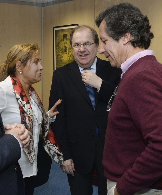 Foto: Carlos Floriano conversa con Juan Vicente Herrera (c) y Rosa Valdeón. (EFE)