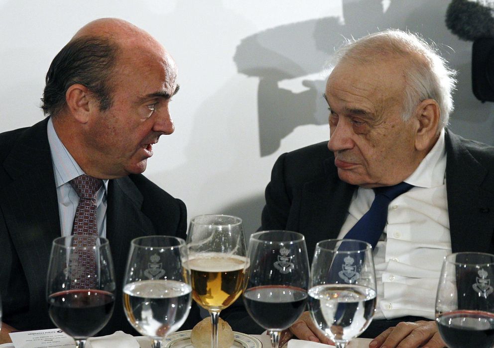 Foto: El ministro de Economía, Luis de Guindos (i), conversa con el presidente del Spain Investors Day, Blas Calzada