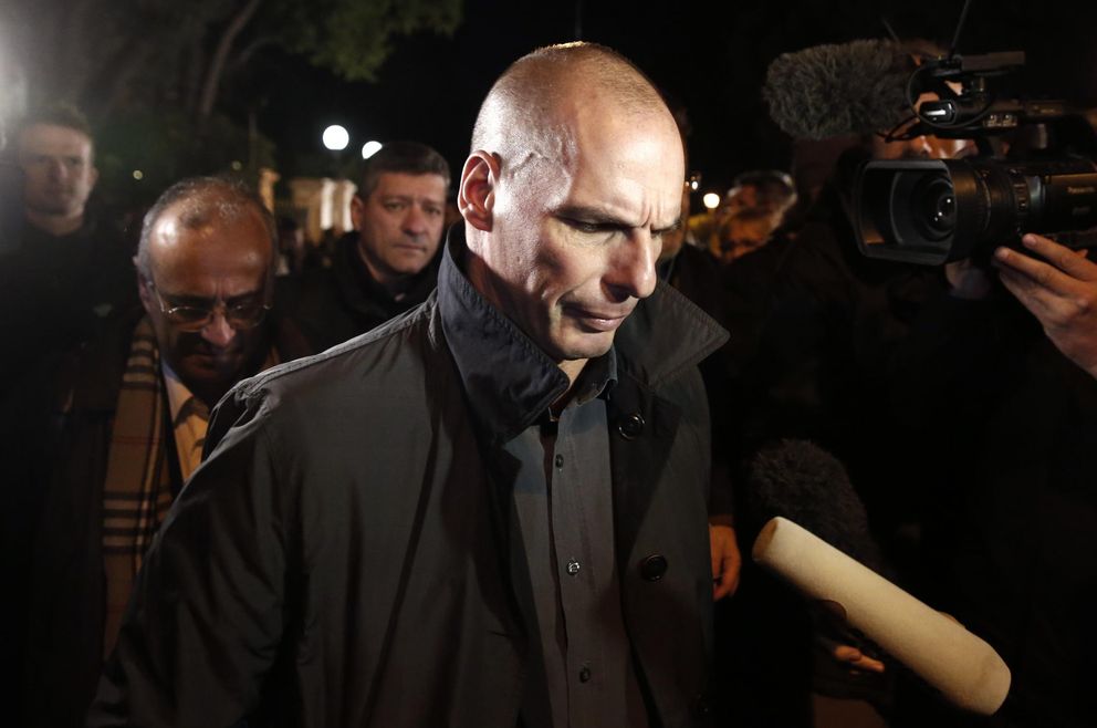 El nuevo ministro griego de Finanzas, Varoufakis, se dirige a los periodistas tras su toma de posesión en Atenas (Reuters).