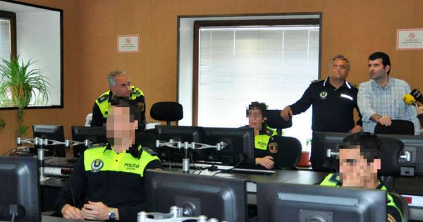 Foto: Bartolomé González, exalcalde de Alcalá de Henares, en una visita a la sala de control de tráfico de la Policía Local en abril de 2011.