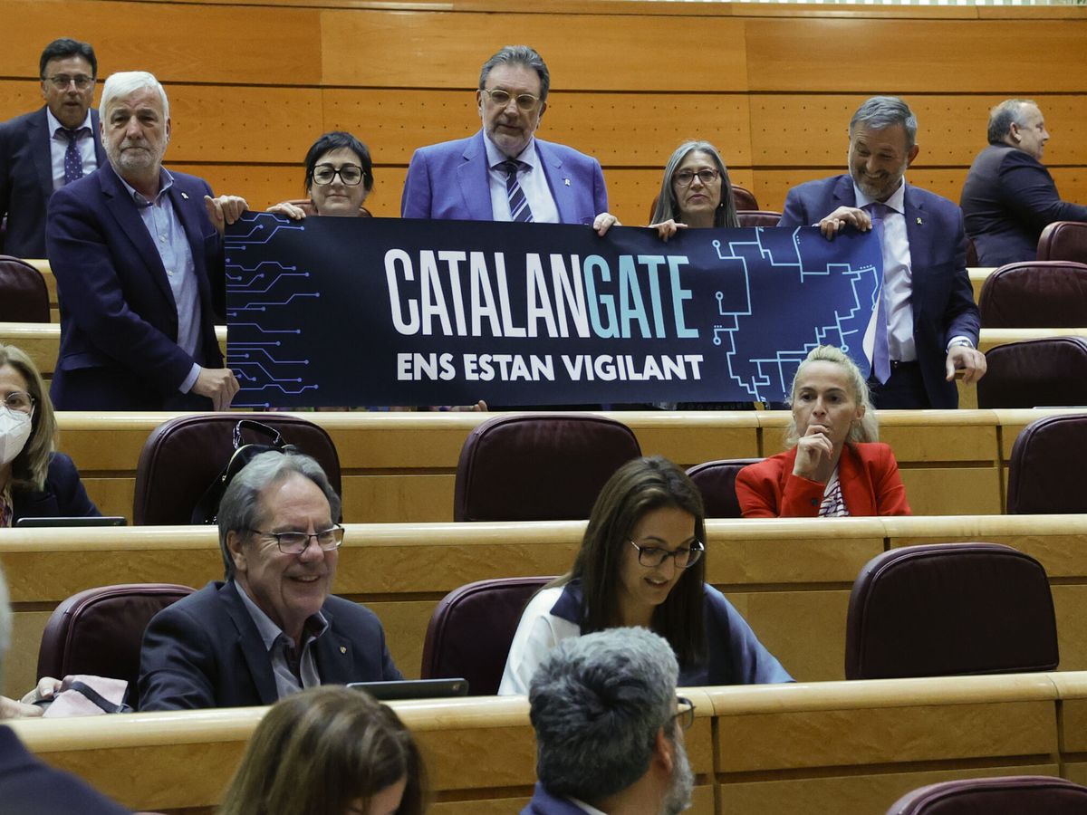 Foto:  Vista de una pancarta sobre los supuestos espionajes del Estado a políticos y activistas independentistas catalanes. (EFE/Zipi)