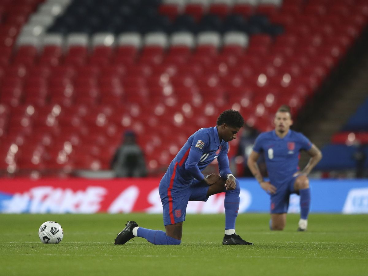 Foto: Rashford se arrodilla antes de un partido contra Dinamarca. (Reuters)