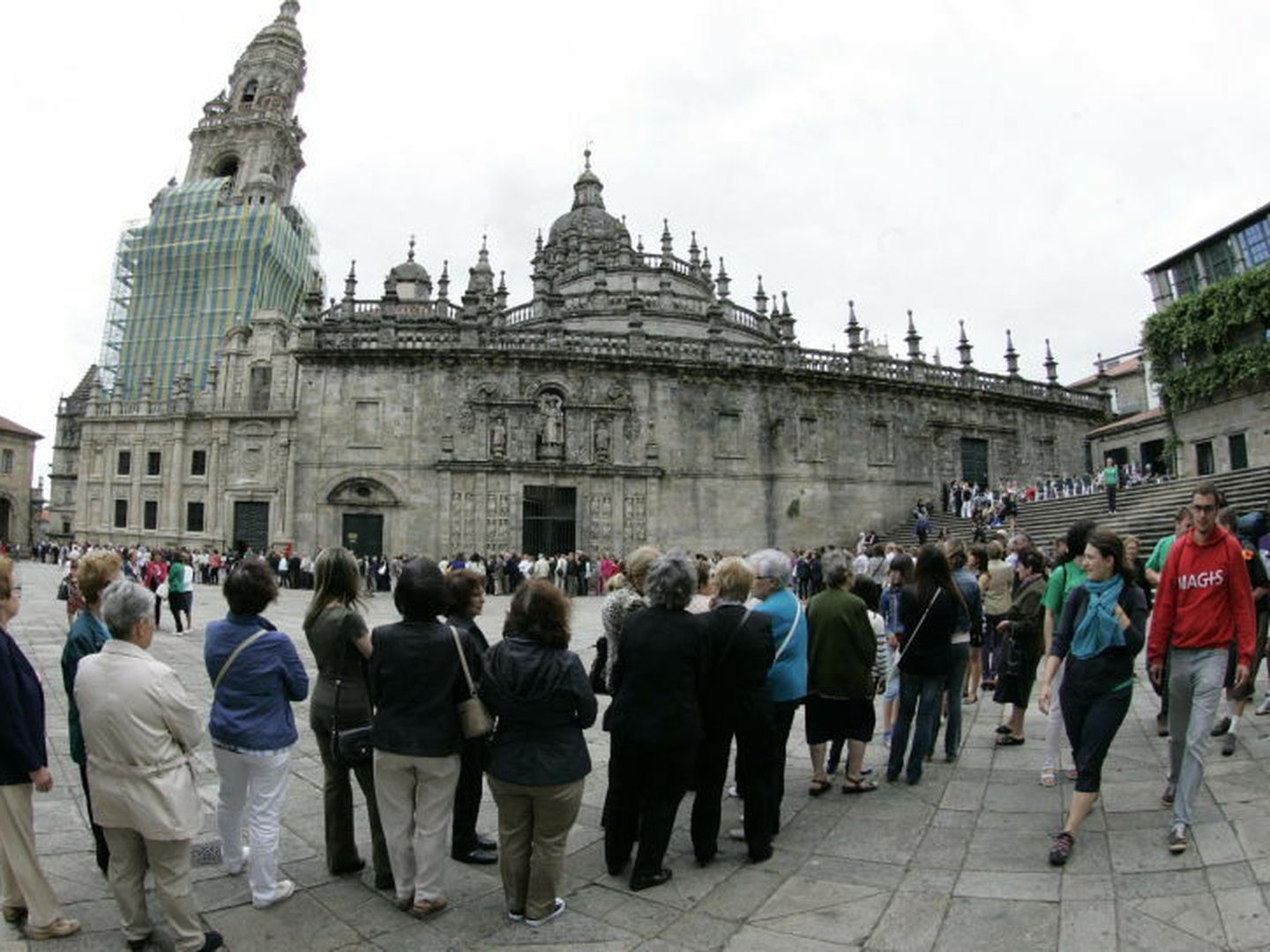 Decenas de personas esperan su turno para entrar a la catedral. (efe)