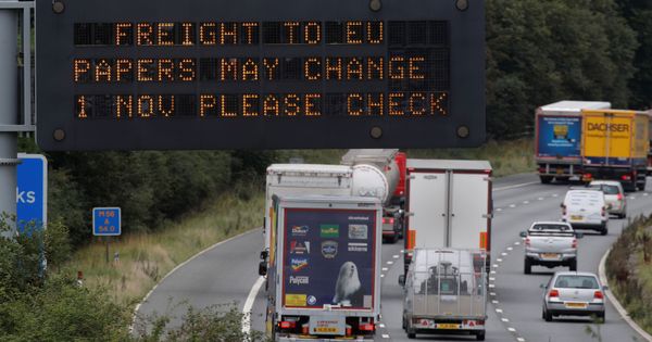 Foto: Un anuncio advirtiendo a los transportistas a la UE de nuevos requisitos a partir del 1 de noviembre. (Reuters)