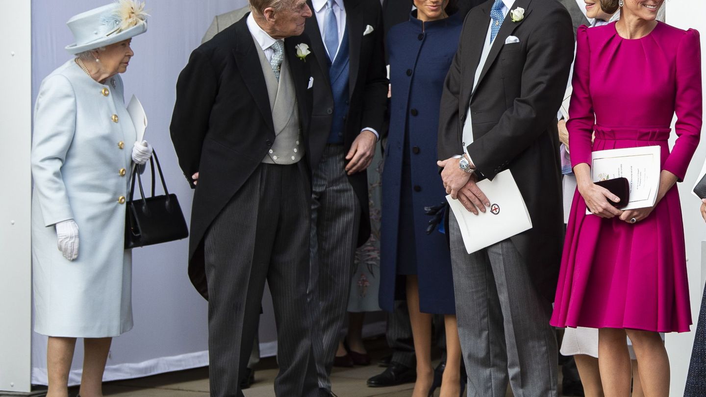 La reina Isabel y el duque de Edimburgo, junto a los duques de Sussex y los duques de Cambridge. (EFE)