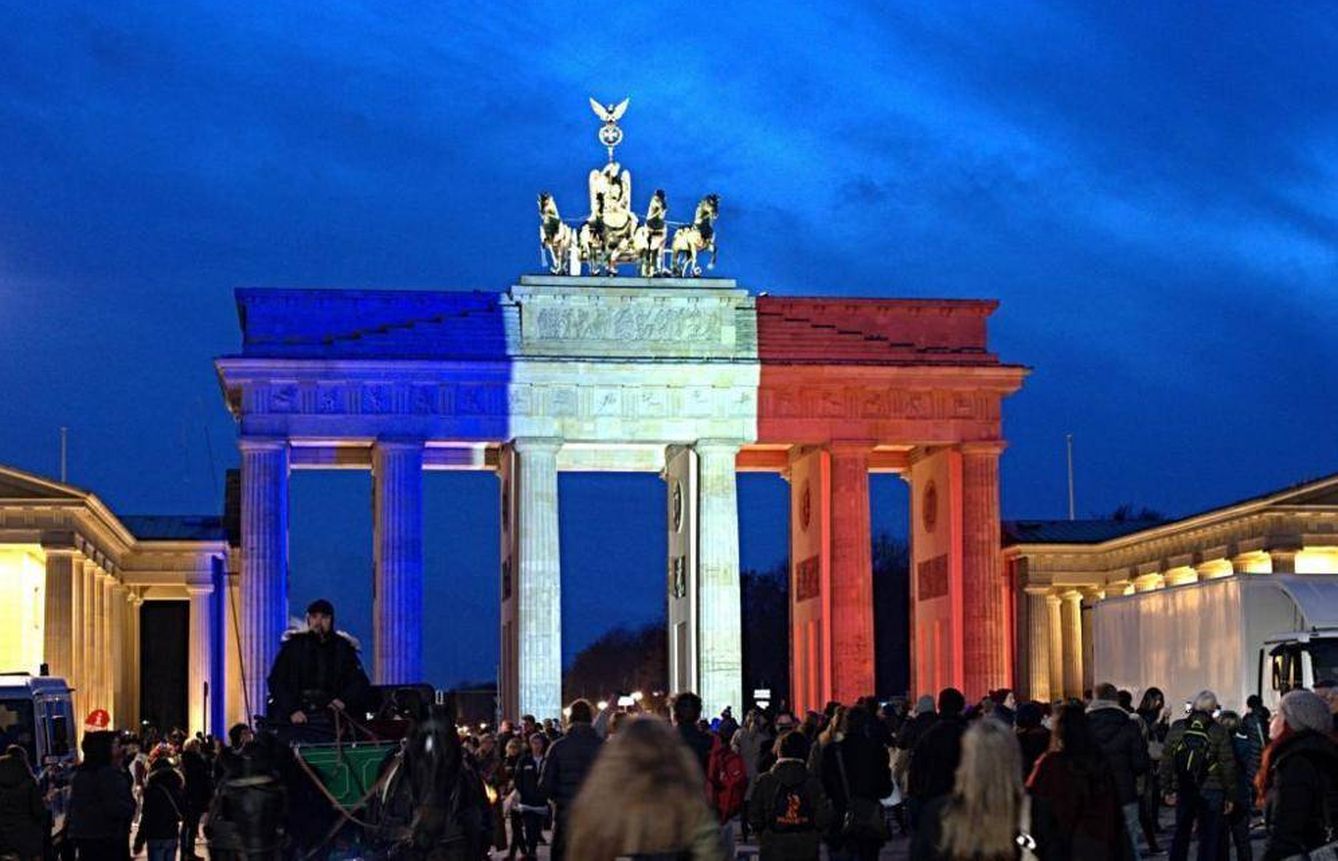 El monumento, con los colores de Francia. (Reuters)