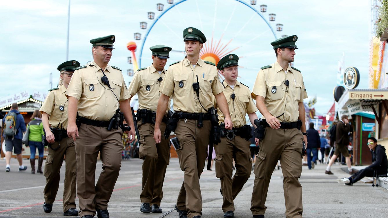 Foto: Policías alemanes patrullan el Oktoberfest en Munich, el 19 de septiembre de 2015 (Reuters)