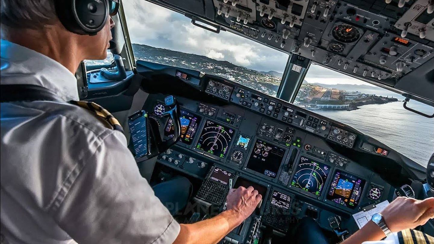 Un piloto frente a un Boeing 737 MAX. Imagen: Youtube.